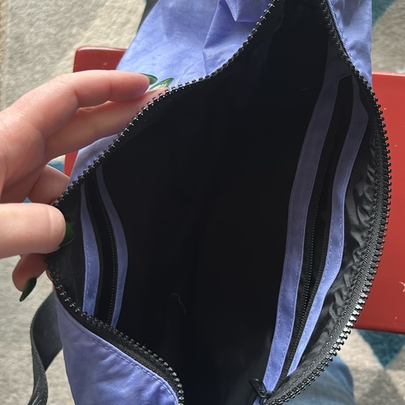 Periwinkle lavender blue medium crescent Baggu crossbody bag - Picture 3 of 4